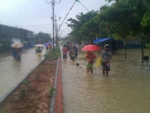 Hujan Sejak Sore, Sungai Kanal Banjir Timur Semarang Meluap