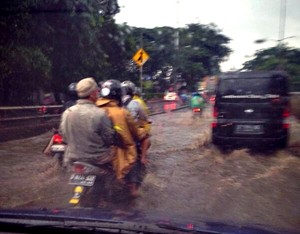 Jalan Kasablanka Tergenang, Lalin Menuju Sudirman Padat