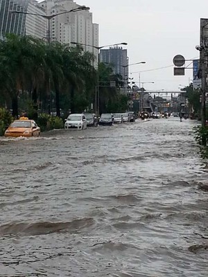 Banjir Membuat Jl Gunung Sahari Menjadi Sungai