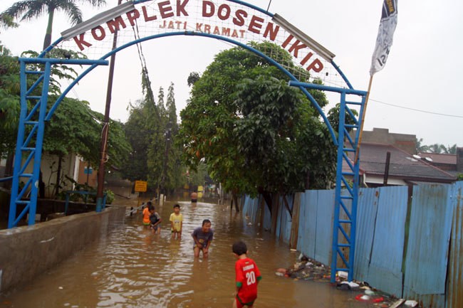 Komplek Dosen IKIP Bekasi Masih Kebanjiran
