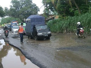 Ya Ampun, Jalan Berlubang di Gunung Sindur Bogor ini Menyeramkan