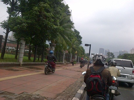 Wush! Puluhan Pemotor Serobot Trotoar di Sudirman