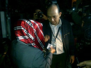 Wanita Misterius Bentak Penyidik KPK Novel Baswedan Usai Geledah Rumah Atut
