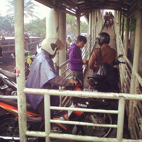 Warga Mintai Uang Pemotor yang Menghindari Banjir di Jl Daan Mogot