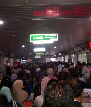Ini Kondisi Penumpang TransJ yang Kehujanan dan Berdesakan di Ragunan