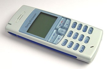 Sony Ericsson juga memproduksi beberapa ponsel hitam putih. Salah satu yang paling populer adalah model T100.