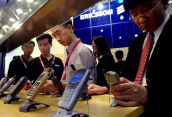 Awalnya, Ericsson dan Sony membuat ponsel sendiri sendiri. Kemudian pada tahun 2001, keduanya merger untuk memproduksi ponsel.