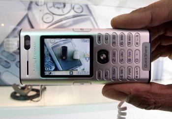 Tahun 2005, model K600 lumayan populer, yang fokus pada teknologi 3G.     