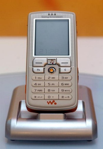 Sony Ericsson beberapa kali mengeluarkan ponsel seri Walkman dengan bentuk stylish dan mengedepankan fitur musik. Ini adalah salah satunya.