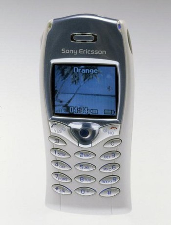 Ini adalah Sony Ericsson T68i, salah satu ponsel pertama yang mendukung pesan MMS. Ia rilis pada tahun 2002.     