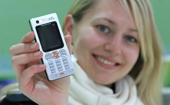 Sony Ericsson W880i digenggam seorang model pada pameran teknologi CeBit di Jerman pada Maret 2007.