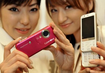 Operator KDDI memperkenalkan model terbaru ponsle Sony Ericsson untuk pasar Jepang di 2008.