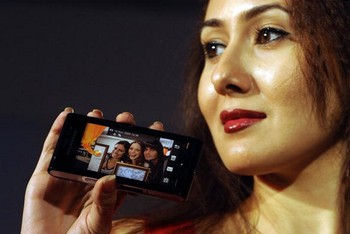 Tahun 2009, Sony merilis 3 ponsel yang cukup populer. Seperti Saito yang dibekali kamera 12,1 megapixel.