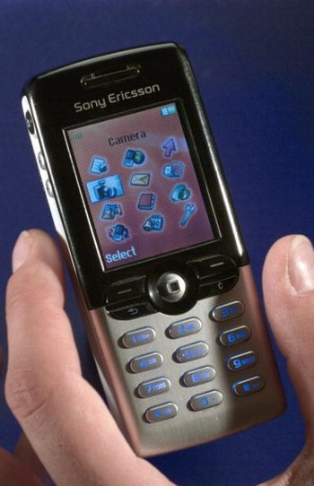 Tahun 2003, Sony Ericsson memperkenalkan T610 dengan bentuk cantik dan dibekali kamera built in.