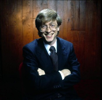 Ini adalah penampilan Bill Gates pada tahun 2004. Saat itu, dia sudah memimpin Microsoft yang kelak akan menjadi perusahaan software terbesar di dunia.