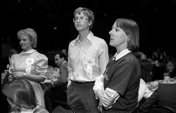 Nama Bill Gates sudah sangat diperhitungkan di jagat teknologi. Ini adalah foto tahun 1984 ketika Gates muda menghadiri konferensi teknologi  PC Forum.