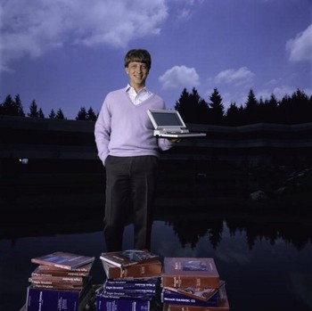 Bill Gates berpose di depan markas besar Microsoft di Redmond, Washington pada tahun 1986.