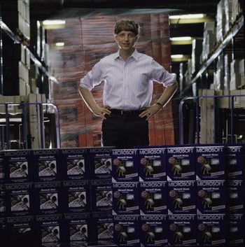 Bill Gates berfoto di fasilitas produksi Microsoft.