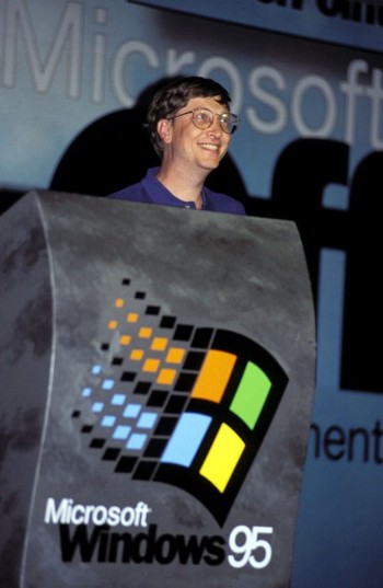     Bill Gates kala mempromosikan Windows 95 di tahun 1995.