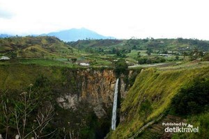 Pesona Air Terjun Sipiso-piso