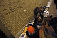 Ia berkemas, memenuhi mobilnya dengan selimut, pakaian dan penghangat tangan. Tak lupa, ia juga memesan puluhan hamburger dan kopi untuk mengisi perut tunawisma di malam yang dingin. (Foto: Jim Young/Reuters)