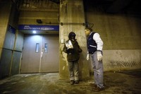 Ia mengunjungi tempat-tempat yang biasa digunakan para tunawisma untuk tidur. Rutenya seperti sebuah bus, zig-zag di sekitar underpass kota. (Foto: Jim Young/Reuters)