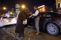 Dia adalah penyelamat, ujar salah seorang tunawisma yang mendapat bantuan dr Angelo. (Foto: Jim Young/Reuters)