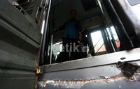 Bus Transjakarta jurusan Kampung Melayu - Ancol menabrak sebuah truk milik TNI AD di kawasan Jatinegara.