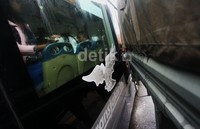 Bus Transjakarta dan truk TNI AD masih terlihat berdekatan usai mengalami tebrakan.