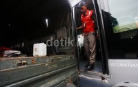Seorang petugas bus Transjakarta terlihat sedang mengecek keadaan bus dan truk usai tabrakan.     