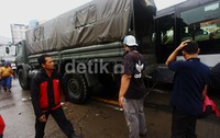 Terlihat posisi Truk TNI AD yang di senggol dari kanan oleh bus Transjakarta.