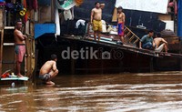 Curah hujan yang tinggi semalaman membuat Kampung Pulo kembali terendam banjir.