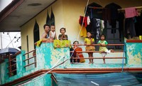 Terlihat juga beberapa warga yang menempati lantai dua sebuah masjid di Kampung Pulo.