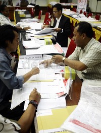 Tender pencetakan surat suara dan pendistribusiannya ini menggunakan pagu anggaran Rp 841.167.728.000 dengan total Harga Perkiraan Sendiri (HPS) Rp 345.098.567.836. Sehingga KPU menghemat anggaran APBN Rp 415.021.008.880.