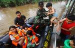 TNI Evakuasi Korban Banjir