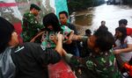TNI Evakuasi Korban Banjir