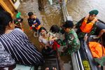 TNI Evakuasi Korban Banjir