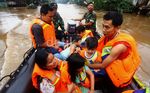 TNI Evakuasi Korban Banjir
