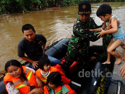 TNI Evakuasi Korban Banjir