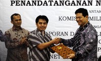 Pimpinan Redaksi detikcom Arifin Asydhad (kiri) berjabat tangan dengan Ketua KPU Husni Kamil Manik (kanan) seusai penandatanganan kerjasama di kantor KPU, Jalan Imam Bonjol, Jakpus.