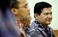 Ketua KPU Husni Kamil Manik mendengarkan sambutan yang disampaikan Pimpinan Redaksi detikcom Arifin Asydhad.
