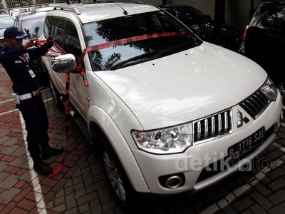 KPK Kembali Sita Lima Mobil Wawan