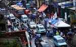 Tenda Pengungsian Tutup Sebagian Jalan