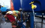 Tenda Pengungsian Tutup Sebagian Jalan