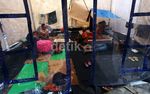 Tenda Pengungsian Tutup Sebagian Jalan