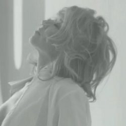 Penampilan Sensual Kylie Minogue di Video Klip Terbaru