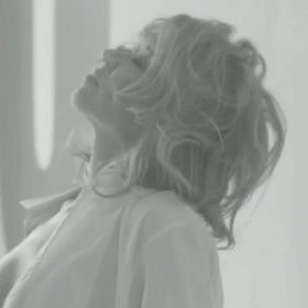 Penampilan Sensual Kylie Minogue di Video Klip Terbaru