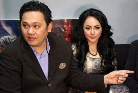 Dituding Jadi Selingkuhan Farhat Abbas, Regina Tak Mau Disumpah Pocong