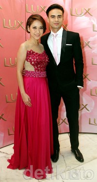 Kita berdua adalah orang yang selalu pengen merasasakan cinta, kayak lagi pacaran dulu. Ada momen-momen saat date night. Kita dengerin lagu-lagu yang romantis, ujar BCL. Akew/detikHOT.