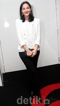 Dalam kesempatan itu, Chelsea tampil dalam balutan kaus dan jaket putih serta celana dan sepatu hitam. Gus Mun/detikHOT.